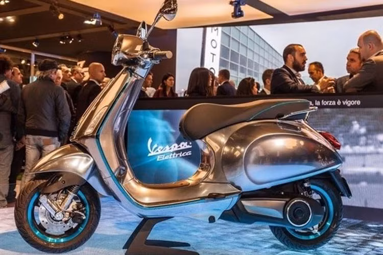 Về cơ bản, có thể coi Elettrica chính là phiên bản chạy điện của chiếc Vespa Primavera chạy xăng đã rất quen thuộc với người dân nhiều nước trên Thế giới. Sự khác biệt giữa 2 chiếc xe này chỉ nằm ở việc Elettrica được sơn màu bạc chrome độc đáo, viền trang trí bởi các đường sơn màu xanh và không còn có ống xả.