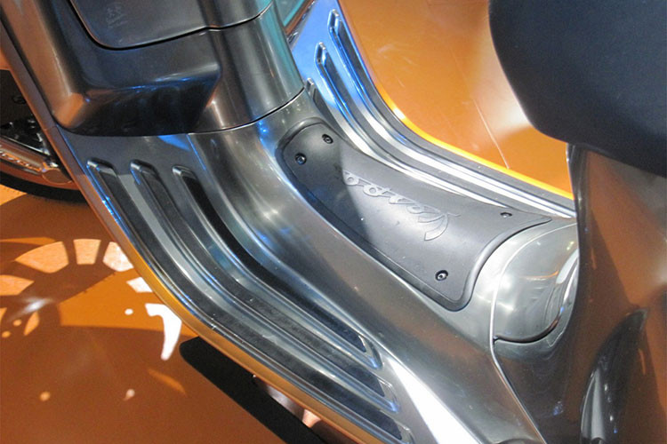 Cung cấp sức mạnh cho động cơ hoạt động là khối pin lithium-ion với khả năng sạc đầy trong 4 tiếng, giúp Vespa Elettrica có tầm hoạt động 100km. Tuổi thọ của khối pin này là 1.000 vòng sạc - hay tương đương 50.000 - 70.000 hoặc khoảng 10 năm sử dụng với phần lớn người dùng.