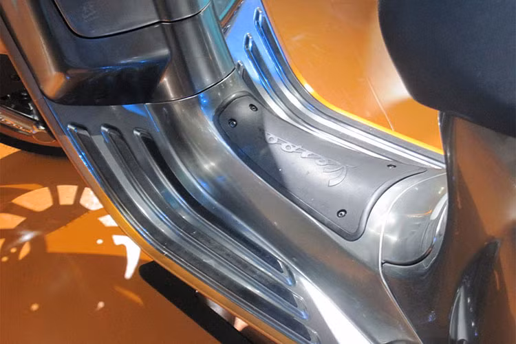 Cung cấp sức mạnh cho động cơ hoạt động là khối pin lithium-ion với khả năng sạc đầy trong 4 tiếng, giúp Vespa Elettrica có tầm hoạt động 100km. Tuổi thọ của khối pin này là 1.000 vòng sạc - hay tương đương 50.000 - 70.000 hoặc khoảng 10 năm sử dụng với phần lớn người dùng.