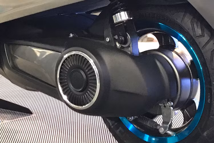 Xe cũng đang được phát triển, các tiện ích thông minh này sẽ giúp chiếc xe nhận diện người lái không cần tới chìa khóa, cảnh báo nguy hiểm trên đường, theo dõi tình trạng giao thông... Bên cạnh Vespa Elettrica chạy điện thuần túy, Piaggio còn có dự định tung ra phiên bản Elettrica X hybrid. Vespa Elettrica X có ắc quy nhỏ hơn, dẫn tới tầm hoạt động chỉ 50km nếu chỉ sử dụng điện.