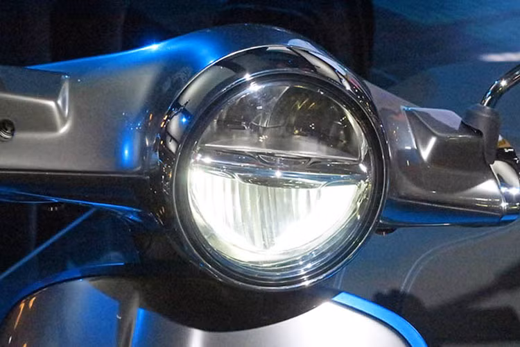 Phần đầu được thiết kế với cụm đèn pha lớn dạng tròn cổ điến, đèn xi-nhan tách biệt gắn trên yếm đối xứng hai bên, mặt nạ phía trước còn xuất hiện với các lỗ thông hơi lớn. Ở phía sau, yên xe mở rộng với thân xe mang hình dáng giọt nước bắt mắt. Cụm đèn hậu dạng LED cùng cặp đèn báo rẽ bố trí kiểu ngang hàng.