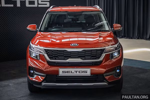 Trong khi đó, phiên bản Kia Seltos GT-Line 2021 cao cấp hơn với lưới tản nhiệt mạ chrome, cụm đèn pha LED, đèn sương mù, ống xả giả định cùng với bộ la-zăng hợp kim 5 chấu chữ Y 17 inch thay cho dạng thanh lăn màu xám trên bản EX.