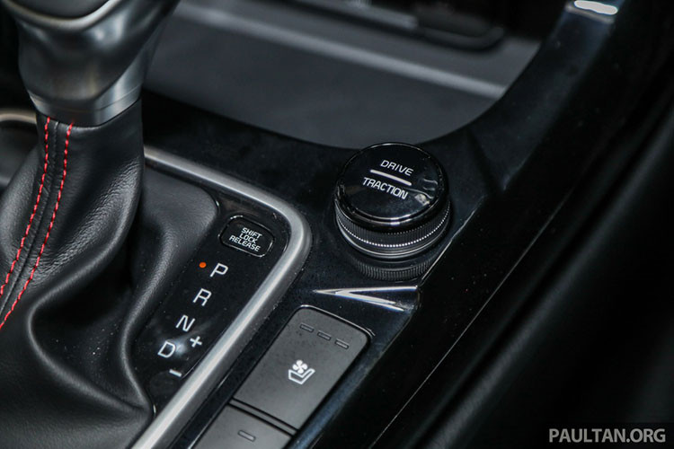 Về an toàn, Kia Seltos tại Malaysia cũng được trang bị 6 túi khí cùng nhiều tính năng an toàn hỗ trợ đắc lực cho người lái như hệ thống phanh ABS - EBD - BA, hệ thống kiểm soát ổn định thân xe, hỗ trợ khởi hành ngang dốc, cảm biến đỗ xe, camera lùi và móc ghế trẻ em phía sau ISOFIX. 