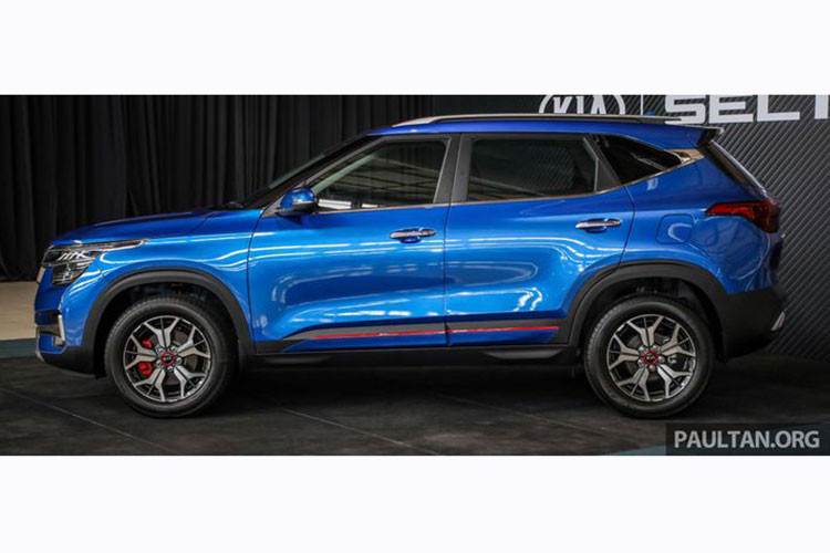 Giá xe Kia Seltos 2021 mới cho từng phiên bản lần lượt là 115.888 RM (khoảng 660,1 triệu đồng) và 133.888 RM (khoảng 762,7 triệu đồng). Mức giá này hiện đang nhỉnh hơn tới vài chục triệu đồng so với những chiếc Seltos đang bán tại Việt Nam.