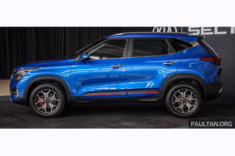 Giá xe Kia Seltos 2021 mới cho từng phiên bản lần lượt là 115.888 RM (khoảng 660,1 triệu đồng) và 133.888 RM (khoảng 762,7 triệu đồng). Mức giá này hiện đang nhỉnh hơn tới vài chục triệu đồng so với những chiếc Seltos đang bán tại Việt Nam.