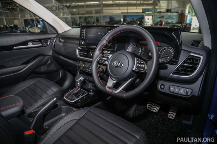 Bước vào trong, nội thất của Kia Seltos tại thị trường Malaysia có vẻ "nghèo nàn" hơn hẳn xe tại Việt Nam. Trong khi khách hàng Việt có thêm một lựa chọn màn hình cảm ứng 10,25 inch trên bản Premium cao cấp nhất thì cả 2 phiên bản Seltos tại Malaysia chỉ sử dụng loại màn hình cảm ứng giải trí 8 inch tiêu chuẩn, có hỗ trợ Apple CarPlay và Android Auto.