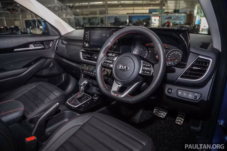 Bước vào trong, nội thất của Kia Seltos tại thị trường Malaysia có vẻ "nghèo nàn" hơn hẳn xe tại Việt Nam. Trong khi khách hàng Việt có thêm một lựa chọn màn hình cảm ứng 10,25 inch trên bản Premium cao cấp nhất thì cả 2 phiên bản Seltos tại Malaysia chỉ sử dụng loại màn hình cảm ứng giải trí 8 inch tiêu chuẩn, có hỗ trợ Apple CarPlay và Android Auto.