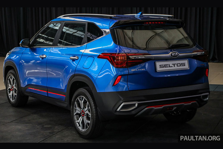 Ở phiên bản EX, phần đầu xe đặc trưng với lưới tản nhiệt mũi hổ nối liền cụm đèn pha Halogen projector cùng dải LED chạy ban ngày mỏng. Ở phía sau, cụm đèn hậu 2 mảnh thể thao cũng được nối với nhau bởi một thanh ngang màu bạc.