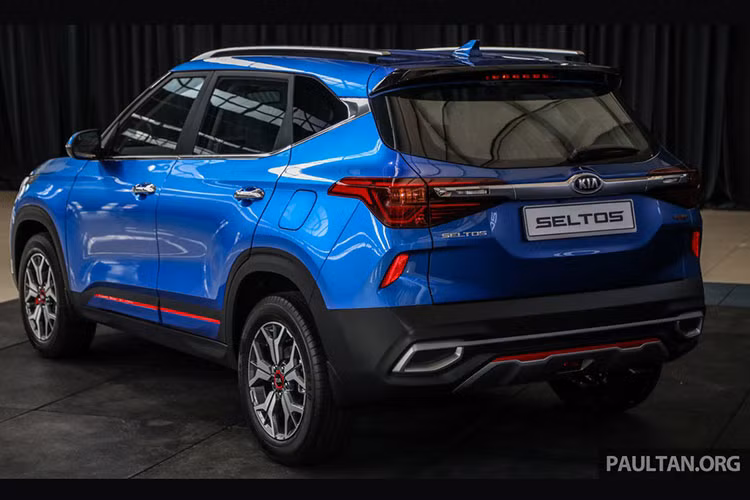 Ở phiên bản EX, phần đầu xe đặc trưng với lưới tản nhiệt mũi hổ nối liền cụm đèn pha Halogen projector cùng dải LED chạy ban ngày mỏng. Ở phía sau, cụm đèn hậu 2 mảnh thể thao cũng được nối với nhau bởi một thanh ngang màu bạc.