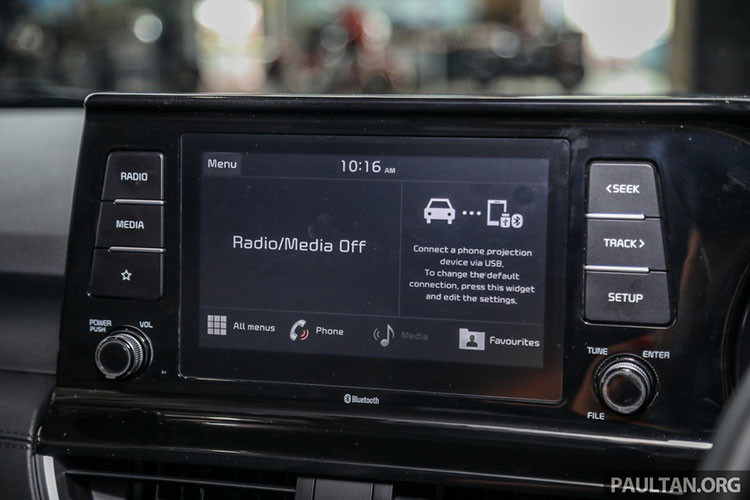 Các trang bị nổi bật trên xe có thể kể đến khởi động bằng nút bấm, điều hòa tự động 2 vùng, sạc điện thoại thông minh không dây Qi, ghế lái chỉnh điện 8 hướng và thông gió, điều khiển hành trình, 6 loa âm thanh, hệ thống ánh sáng viền Sound Mood rung động theo nhịp điệu âm nhạc, 6 loa âm thanh,...