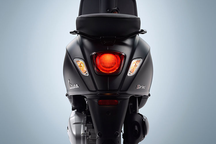 Sự tinh tế trong từng chi tiết còn được thể hiện ở tay dắt sau đen sáng bóng hài hòa với yên xe đen có đường vân nổi tinh tế, logo “Notte” nổi bật gắn trên cốp phía trước. Ngoài ra đèn pha LED 2 tầng hiện đại và đèn LED phía sau được trang bị trên phiên bản Sprint Notte 125cc là điểm nhấn thiết kế thời thượng.