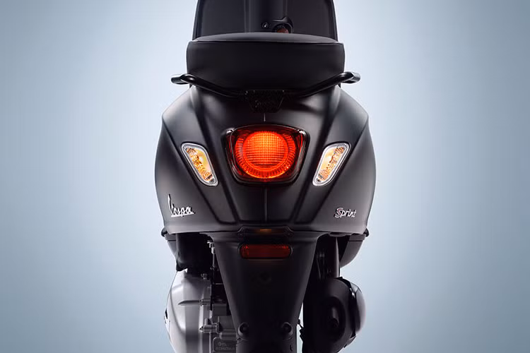 Sự tinh tế trong từng chi tiết còn được thể hiện ở tay dắt sau đen sáng bóng hài hòa với yên xe đen có đường vân nổi tinh tế, logo “Notte” nổi bật gắn trên cốp phía trước. Ngoài ra đèn pha LED 2 tầng hiện đại và đèn LED phía sau được trang bị trên phiên bản Sprint Notte 125cc là điểm nhấn thiết kế thời thượng.