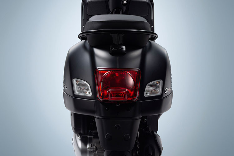 Hệ thống Start &amp; Stop tự động tắt động cơ sau 3 – 7 giây khi xe đã dừng (tùy thuộc vào việc xe đã đạt đến nhiệt độ vận hành chính xác hay chưa). Chỉ với một vòng quay tối thiểu của van tiết lưu, động cơ có thể khởi động lại một cách êm ái vì không còn mô tơ đề truyền thống. 