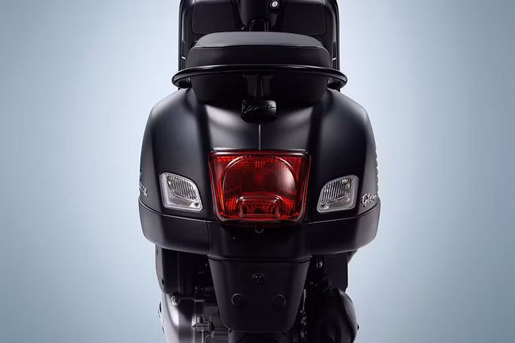 Hệ thống Start &amp; Stop tự động tắt động cơ sau 3 – 7 giây khi xe đã dừng (tùy thuộc vào việc xe đã đạt đến nhiệt độ vận hành chính xác hay chưa). Chỉ với một vòng quay tối thiểu của van tiết lưu, động cơ có thể khởi động lại một cách êm ái vì không còn mô tơ đề truyền thống. 