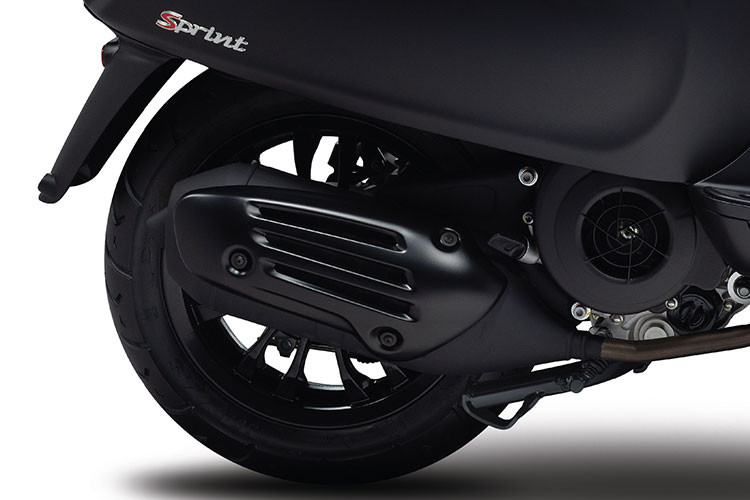 Ngoại hình đen tuyền đặc trưng của xe kết hợp tài tình với các chi tiết đen sáng bóng như bộ kính chiếu hậu, ốp viền đèn trước, nẹp viền khung xe, “cà vạt” trước đen nhám cùng viền hốc còi sơn đen sáng bóng, vành xe sơn đen, ốp ống xả sơn đen, gác chân cho người ngồi sau.