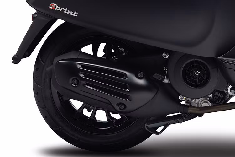 Ngoại hình đen tuyền đặc trưng của xe kết hợp tài tình với các chi tiết đen sáng bóng như bộ kính chiếu hậu, ốp viền đèn trước, nẹp viền khung xe, “cà vạt” trước đen nhám cùng viền hốc còi sơn đen sáng bóng, vành xe sơn đen, ốp ống xả sơn đen, gác chân cho người ngồi sau.