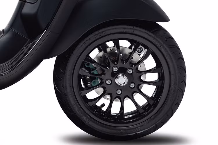 Vespa GTS Notte 300cc sở hữu động cơ phun xăng điện tử, xi lanh đơn 4 thì, 4 van, làm mát bằng dung dịch, công suất cực đại 15,6 kW tại 7.750 vòng / phút và mô-men xoắn cực đại 22 Nm chỉ 5000 vòng / phút. Đây là những thông số kĩ thuật đảm bảo khả năng gia tốc mạnh mẽ và hiệu suất cao, khiến chiếc Vespa cỡ lớn trở thành “bạn đồng hành” tuyệt vời.