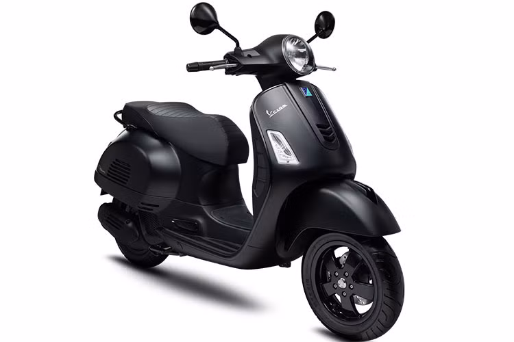 Vespa Sprint Notte 125 cc – thừa hưởng công nghệ động cơ iGet tiên tiến: xy lanh đơn, làm mát bằng gió, động cơ 4 thì được trang bị hệ thống phun xăng điện tử, 3 van. Từng chi tiết từ ống xả đến hộp số đều được thiết kế để đảm bảo hành trình êm ái và thoải mái. Động cơ thân thiện môi trường dẫn dầu với công suất cực đại 7.9 kW tại 7,700 vòng/phút khẳng định khả năng gia tốc mạnh mẽ của Vespa Sprint Notte.