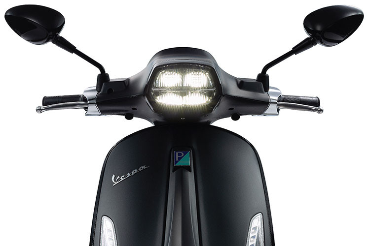 Lấy cảm hứng từ sức mạnh quyền lực của bóng đêm huyền bí, bộ đôi Vespa Sprint Notte và Vespa GTS Notte phiên bản đặc biệt được thiết kế hoàn toàn là sắc đen tuyền tinh tế. Vẻ đẹp độc đáo của màu sơn đen nhám cao cấp trên thân xe kết hợp hoàn hảo với từng chi tiết sơn đen bóng.