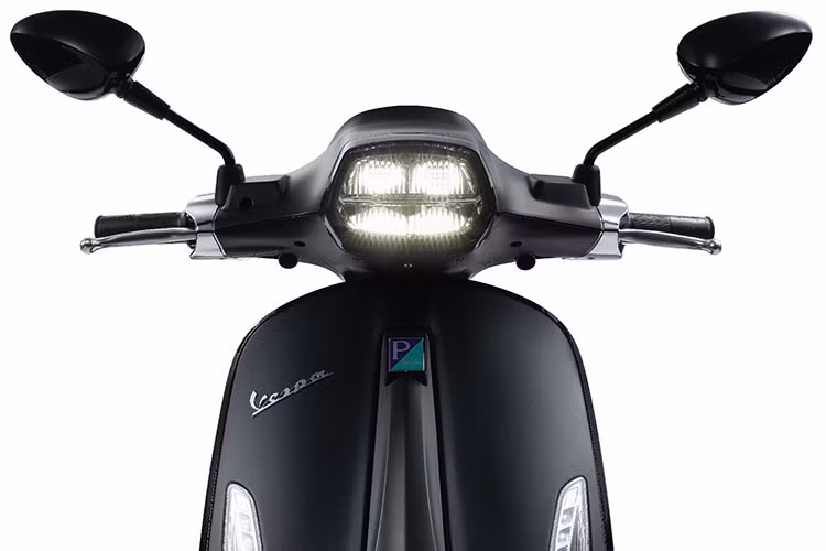 Lấy cảm hứng từ sức mạnh quyền lực của bóng đêm huyền bí, bộ đôi Vespa Sprint Notte và Vespa GTS Notte phiên bản đặc biệt được thiết kế hoàn toàn là sắc đen tuyền tinh tế. Vẻ đẹp độc đáo của màu sơn đen nhám cao cấp trên thân xe kết hợp hoàn hảo với từng chi tiết sơn đen bóng.