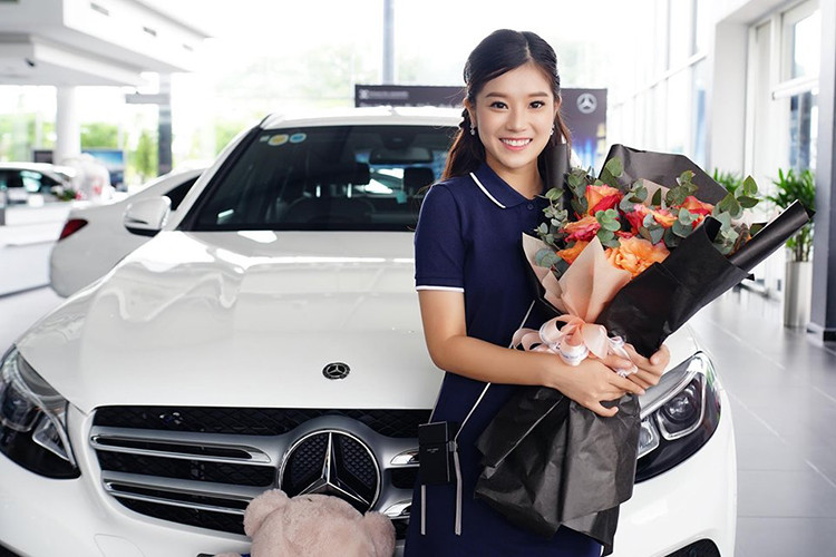 Chiếc SUV hạng sang Mercedes-Benz GLC 200 của Hoàng Yến Chibi mới mua có màu sơn trắng ở ngoại thất. Bên trong khoang lái bọc da màu đen đối lập. Vì là bản trang bị thấp nhất trong dòng GLC tại Việt Nam hiện nay, vì thế chiếc Mercedes-Benz GLC 200 đã bị cắt giảm một số trang bị ngoại thất như đèn pha LED toàn phần nhưng không có công nghệ Multibeam LED, xe sử dụng lốp thường thay vì loại runflat.