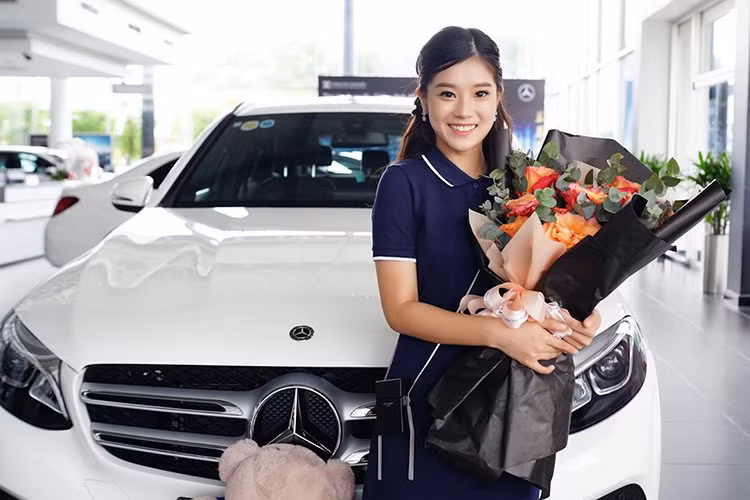 Chiếc SUV hạng sang Mercedes-Benz GLC 200 của Hoàng Yến Chibi mới mua có màu sơn trắng ở ngoại thất. Bên trong khoang lái bọc da màu đen đối lập. Vì là bản trang bị thấp nhất trong dòng GLC tại Việt Nam hiện nay, vì thế chiếc Mercedes-Benz GLC 200 đã bị cắt giảm một số trang bị ngoại thất như đèn pha LED toàn phần nhưng không có công nghệ Multibeam LED, xe sử dụng lốp thường thay vì loại runflat.