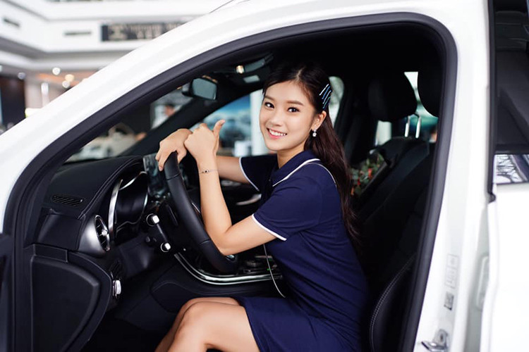 Nằm bên dưới nắp capô Mercedes-Benz GLC 200 của nữ diễn viên "Tháng Năm Rực Rỡ" là khối động cơ xăng 4 xi-lanh, tăng áp, dung tích 2.0 lít. Động cơ này chỉ tạo ra công suất tối đa 184 mã lực tại tua máy 5.500 vòng/phút và mô-men xoắn cực đại 300 Nm tại dải tua máy 1.200 - 4.000 vòng/phút.