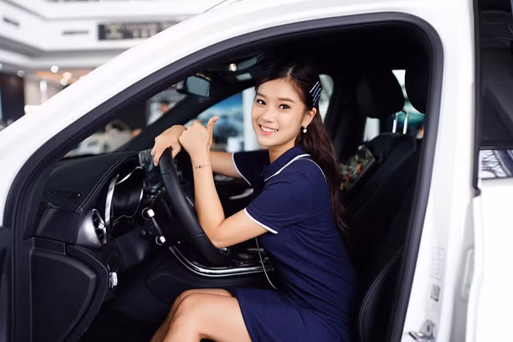 Nằm bên dưới nắp capô Mercedes-Benz GLC 200 của nữ diễn viên "Tháng Năm Rực Rỡ" là khối động cơ xăng 4 xi-lanh, tăng áp, dung tích 2.0 lít. Động cơ này chỉ tạo ra công suất tối đa 184 mã lực tại tua máy 5.500 vòng/phút và mô-men xoắn cực đại 300 Nm tại dải tua máy 1.200 - 4.000 vòng/phút.