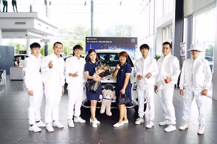 Khác với các đàn anh và đàn chị trước đó như ca sỹ Ưng Hoàng Phúc hay Phạm Quỳnh Anh đều chọn mua SUV hạng sang Mercedes-Benz GLC 250 4Matic, Hoàng Yến Chibi chỉ chọn phiên bản thấp hơn của dòng SUV hạng sang nhà Mercedes-Benz là mẫu GLC 200.