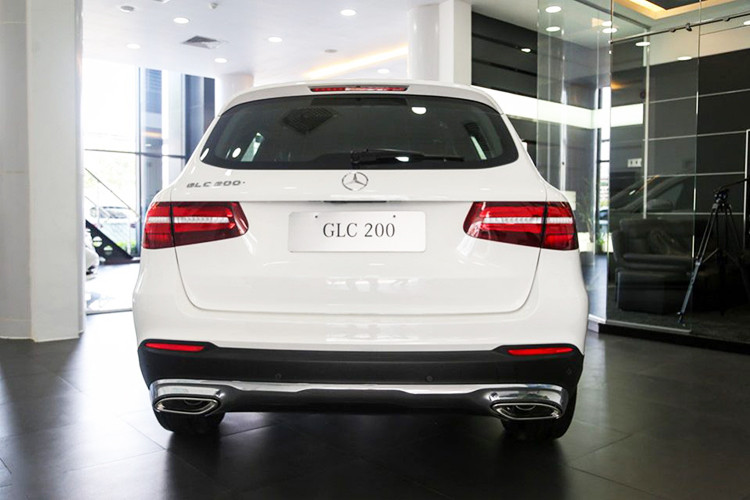 Động cơ trên kết hợp với hộp số tự động 9 cấp 9G-Tronic và hệ dẫn động cầu sau, nhờ đó, chiếc SUV hạng sang Mercedes-Benz GLC 200 tăng tốc từ vị trí xuất phát lên 100 km/h trong thời gian 8,7 giây trước khi đạt vận tốc tối đa 210 km/h. 