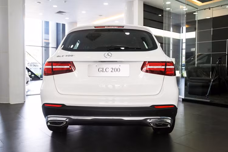 Động cơ trên kết hợp với hộp số tự động 9 cấp 9G-Tronic và hệ dẫn động cầu sau, nhờ đó, chiếc SUV hạng sang Mercedes-Benz GLC 200 tăng tốc từ vị trí xuất phát lên 100 km/h trong thời gian 8,7 giây trước khi đạt vận tốc tối đa 210 km/h. 