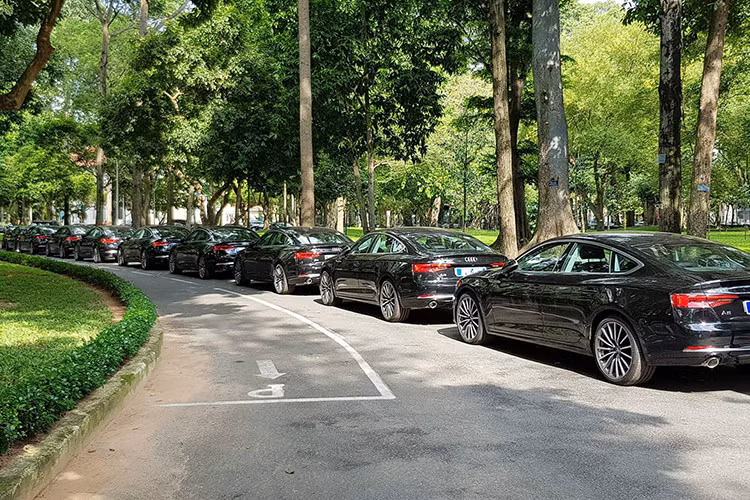 "Đây là lô xe đặt riêng cho APEC, giá bán sẽ được công khai tại các cửa hàng của Audi Việt Nam. Giá bán dù không hấp dẫn hơn nhưng trang bị tốt hơn những xe bình thường cùng chủng loại. Xe được bảo hành như xe mới, thời hạn bảo hành từ ngày nhận xe", đại diện Audi tại Việt Nam cho biết.