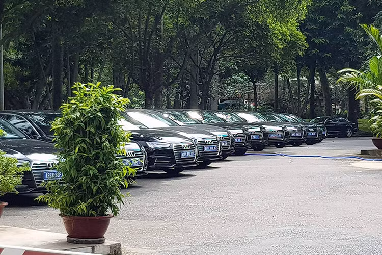 Cụ thể, mức giá bán khởi điểm các mẫu xe của Audi tại Việt Nam (đã bao gồm thuế nhập khẩu, thuế TTĐB, thuế GTGT) và chưa bao gồm các phụ kiện kèm theo cập nhật tháng 11/2017 bạn đọc có thể tham khảo: Audi A3 Sportback 1.4L - 7AT: 1,55 tỷ đồng. Audi A4 2.0L - 7AT: 1,63 tỷ đồng.