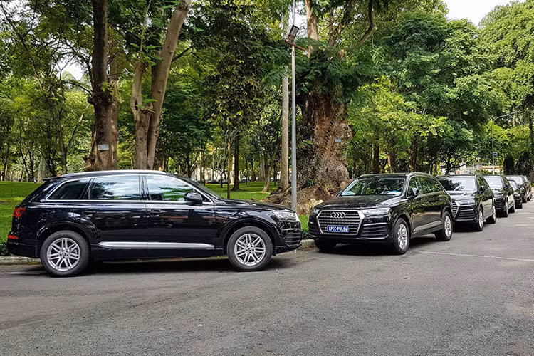 Audi Việt Nam đã bàn giao cho Hội nghị cấp cao APEC 2017 gần 400 xe sang gồm cả xe sedan và suv thuộc các dòng A4, A6, Q7 và A5 Sportback. Đại diện Audi Việt Nam cũng khẳng định toàn bộ lô xe đang được bán lại, không phải thanh lý hay hóa giá và à hiện Audi đã bán hết các dòng Q.5, Q.7, chỉ còn lại các dòng A4, A5, A6. 