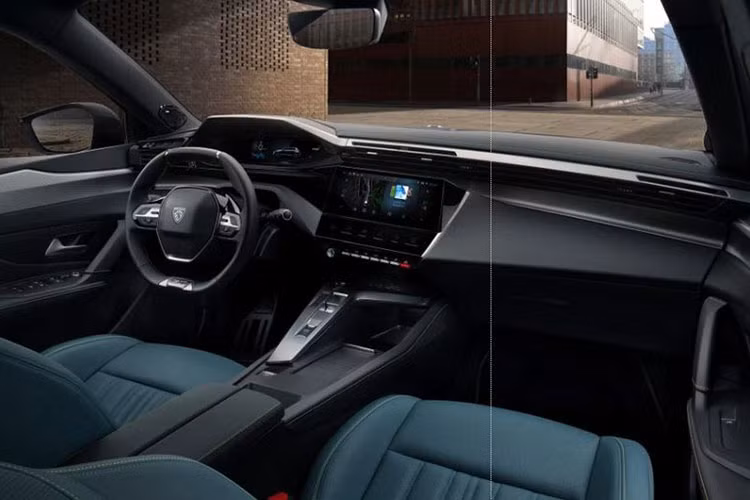 Peugeot 3008 cũng sẽ nâng cấp các trang bị bên trong khoang nội thất. Màn hình giải trí trung tâm thiết kế lớn hơn phiên bản tiền nhiệm. Cụm điều khiển trung tâm dạng cần gạt lấy cảm hướng từ khoang cabin máy bay. Gói hỗ trợ an toàn chủ động ADAS được nâng cấp giúp hỗ trợ người lái tốt hơn.