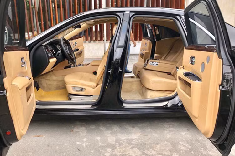 Bên cạnh ngoại thất, bên trong chiếc xe sang này vẫn được chủ nhân giữ gìn khá tốt. Tuy nhiên, ghế da, nhất là vị trí ghế lái, đã hằn dấu của thời gian. Đây là điều không thể tránh khỏi ngay cả với những lớp da cao cấp của xe siêu sang sau thời gian dài sử dụng. Các chi tiết khác như da bọc trần, cánh cửa và gỗ vẫn còn mới.