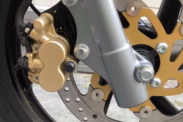 Bên dưới yên xe là vị trí đặt ắc quy, IC, nắp bình xăng và nhớt pha của dòng xe 2 kỳ. Hệ thống ống xả của xe không thay đổi thiết kế sau gần 20 năm, nó vẫn mang tiếng nổ đặc trưng giòn tan đi kèm khói thơm khiến nhiều tín đồ đam mê "xế nổ" vẫn ngất ngây cho đến tận bây giờ.