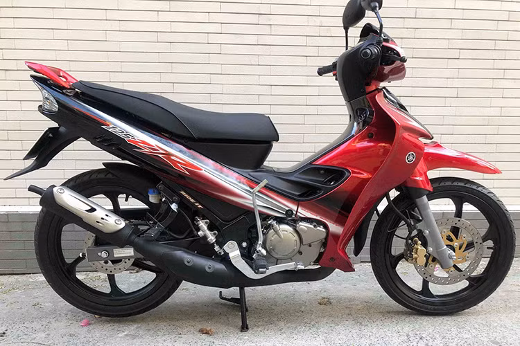 Ra mắt lần đầu vào năm 1998 nhưng tới nay, mẫu xe máy Yamaha 125ZR 2016 (hay Yamaha Z125 hay "Ya cá mập" theo cách gọi của dân chơi Việt Nam) vẫn đang được sản xuất tại Malaysia. Được nhập về bởi một số cửa hàng tư nhân, hiện 125ZR đã trở thành một dòng xe đắt giá, với tổng giá trị lên tới khoảng 250 triệu đồng khi "ra biển".