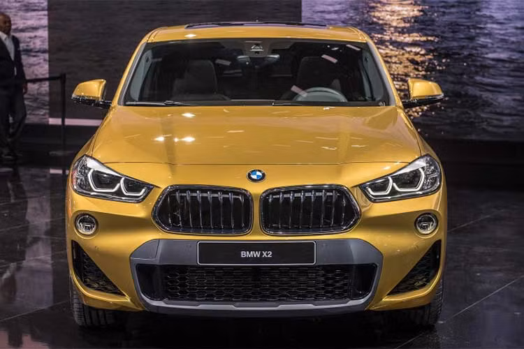 BMW X2 bản 2019 sẽ được bán ra từ tháng 3/2018 với giá dự kiến là từ 38.400 USD (tương đương 870 triệu đồng). Phiên bản X2 cao cấp nhất sẽ có giá lên tới 53.000 USD (khoảng 1,2 tỷ đồng) tại thị trường Mỹ.