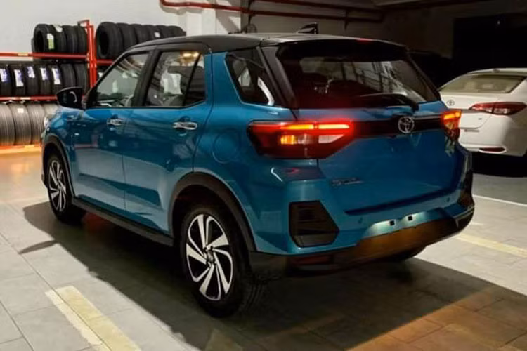 Bên cạnh đó, Toyota Raize có nhiều công nghệ an toàn cao cấp hơn Sonet với hệ thống cảnh báo điểm mù (BSM), cảnh báo phương tiện cắt ngang khi lùi (RCTA) và những tính năng an toàn tiêu chuẩn khác như hệ thống camera lùi, 4 cảm biến trước/sau, 6 túi khí, cân bằng điện tử, khởi hành ngang dốc, chống trượt...