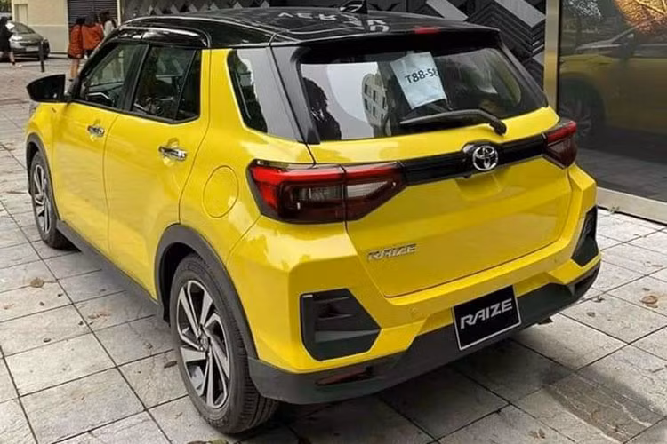 Trái ngược với đối thủ, Toyota Raize giá rẻ đang trở thành mẫu xe mà nhiều người dùng Việt chờ đợi trong phân khúc SUV cỡ nhỏ đô thị mới này. Theo khảo sát, sau khoảng 1 tháng nhận đặt hàng, hiện nay một số tư vấn bán hàng của đại lý đã thông báo tạm thời ngừng nhận đặt cọc Toyota Raize vì lượng đơn đang quá tải.