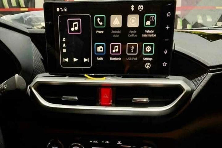 Điểm nhấn của Toyota Raize đến từ khoang nội thất với thiết kế trẻ trung nhờ màn hình đặt nổi trên trung tâm bảng táp-lô giống đàn anh Corolla Cross. Xe có sẵn những tiện nghi như hệ thống điều hòa tự động, cổng sạc điện thoại, màn hình kỹ thuật số 7 inch với 4 lựa chọn hiển thị,...