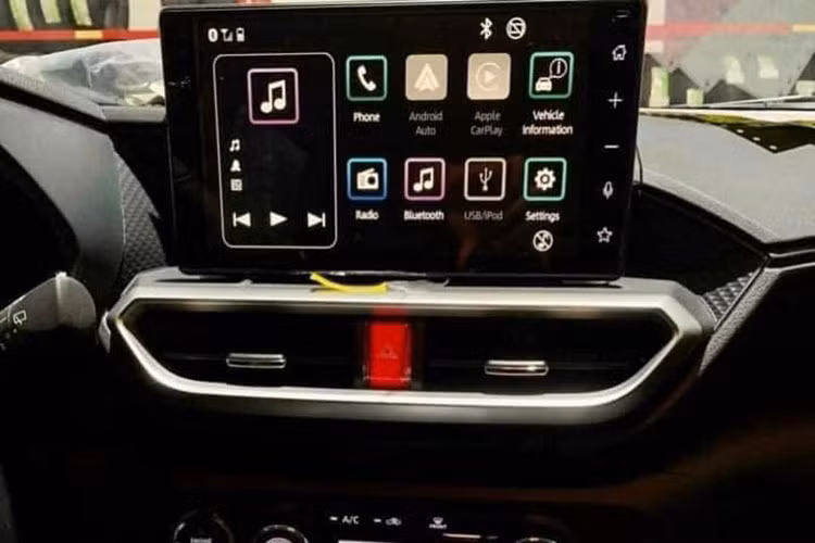 Điểm nhấn của Toyota Raize đến từ khoang nội thất với thiết kế trẻ trung nhờ màn hình đặt nổi trên trung tâm bảng táp-lô giống đàn anh Corolla Cross. Xe có sẵn những tiện nghi như hệ thống điều hòa tự động, cổng sạc điện thoại, màn hình kỹ thuật số 7 inch với 4 lựa chọn hiển thị,...