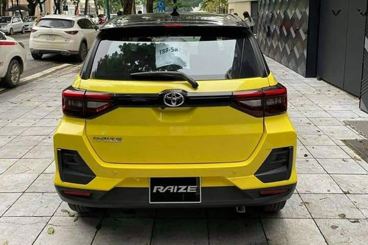Toyota Raize cũng được kỳ vọng sẽ cùng Corolla Cross trở thành 2 mẫu xe đầu tàu doanh số của Toyota Việt Nam trong thời gian tới. Nếu mẫu xe Toyota Corolla Cross vẫn giữ được phong độ bán chạy sau hơn 1 năm ra mắt thì Raize sẽ tạo thành "cặp bài trùng" để gánh vác doanh số trong thời gian tới khi Vios đang ngày càng bị các đối thủ giá rẻ lấn lướt.