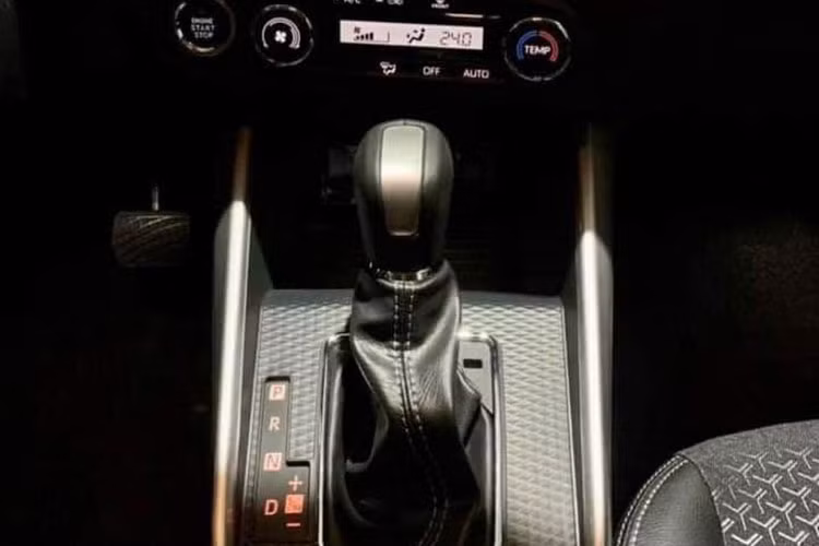 KIA Sonet không thể gập hàng ghế thứ 2, nhưng Raize có thể làm được điều đó giúp dung tích khoang hành lý lên đến 1.133L, dung tích tiêu chuẩn là 369L. Toyota Raize sử dụng động cơ 1.0L Turbo hoàn toàn mới cho công suất cực đại 98 mã lực tại 6.000 vòng/phút, mô-men xoắn cực đại 140Nm tại 4.000 vòng/phút đi kèm hộp số tự động vô cấp CVT.