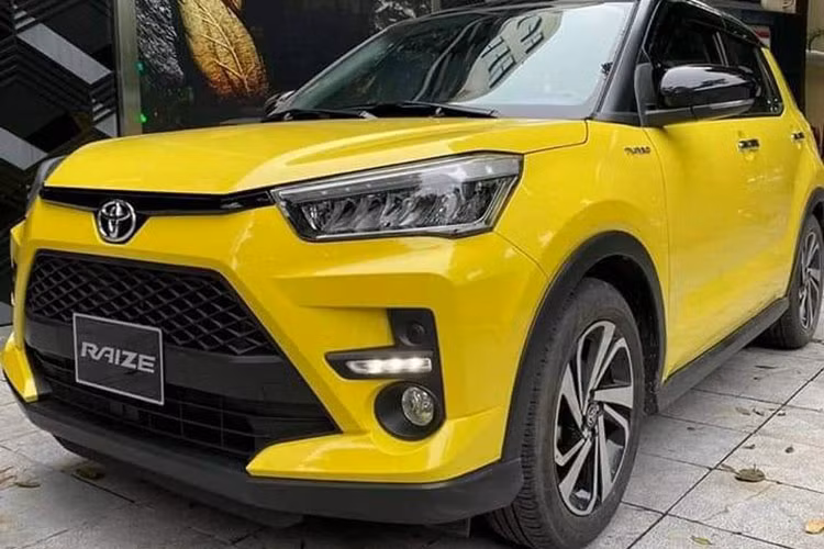 Trong thời gian tới, phân khúc A-SUV được dự đoán sẽ trở nên vô cùng sôi động khi KIA Sonet không còn cảm thấy "cô đơn" với việc Toyota Raize 2022 mới trình làng để tạo sức cạnh tranh. Mặc dù được kỳ vọng sẽ thành công như Seltos, nhưng KIA Sonet mới ra mắt lại khiến người dùng hụt hẫng bởi mức giá cao đến hơn 600 triệu đồng.