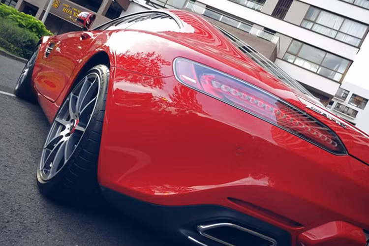 Thiết kế thể thao của AMG GT S thể hiện rõ ngôn ngữ “Sự thuần khiết gợi cảm” (Sensual Purity) với tỷ lệ thiết kế kinh điển, mũi xe dài, nắp capô cơ bắp, khoang lái được đẩy tối đa về phía sau và thiết kế đuôi xe dạng fastback năng động. Với cấu trúc động cơ đặt giữa ở phía trước và thân xe hợp kim nhôm siêu nhẹ với trọng lượng chỉ 1.645 kg.