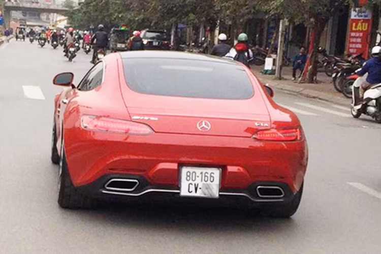 Cung cấp sức mạnh cho mẫu xe thể thao hạng sang này là khối động cơ 4.0L V8 tăng áp kép, sản sinh công suất 510 mã lực trên bản GT S. Đi kèm hộp số ly hợp kép 7 cấp, xe có khả năng tăng tốc 0-100 km/h chỉ trong 3,8 giây trước khi đạt tốc độ tối đa 310 km/h. Mặc dù khá mạnh mẽ nhưng AMG GTS chỉ tiêu thụ 9,3 lít nhiên liệu/100 km. 