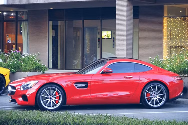 Được biết chiếc Mercedes-AMG GT S màu đỏ này từng cư trú một thời gian dài tại Hà Nội trước khi được một người chuyên nhập khẩu xe cũ đưa về Sài Gòn và bán lại cho Cường "Đô-la". Đây là mẫu xe thứ hai được phát triển hoàn toàn độc lập bởi Mercedes-AMG. Xe sở hữu thiết kế trông khá giống với mẫu S65 AMG.