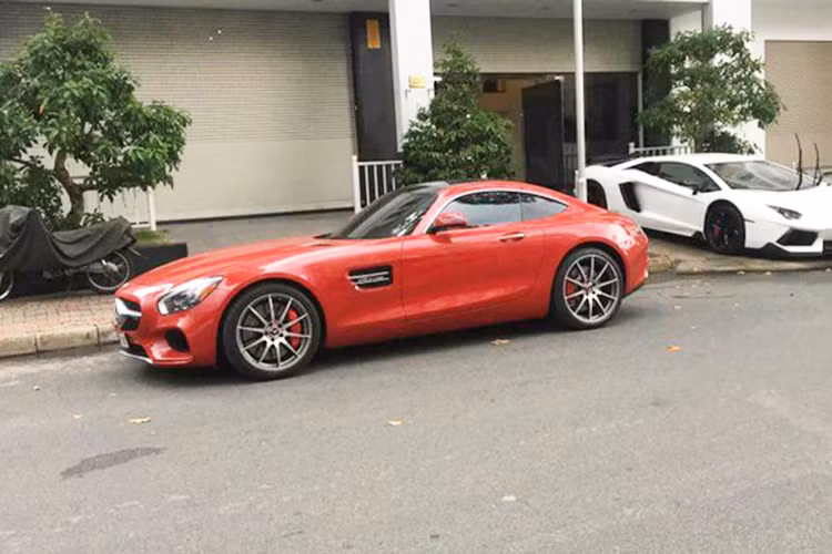 Mới đây trên mạng xã hội xuất hiện những hình ảnh về chiếc siêu xe Mercedes-AMG GT S đỏ rực cư trú trong garage của doanh nhân Nguyễn Quốc Cường hay còn gọi Cường Đô-la. Theo nhiều nguồn tin, doanh nhân 8X mới thu nạp siêu xe này vào bộ sưu tập xế "khủng" của mình. 